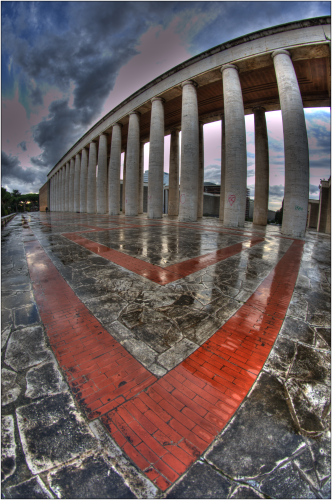 colonnato con mattoni rossi hdr colore roma palazzo lavoro-marioiscra