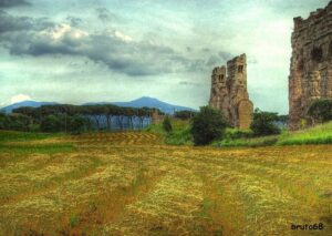 vista aquedotto romano con campo seminato