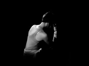 modella particolare in penombra