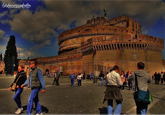 castel sant angelo con passanti