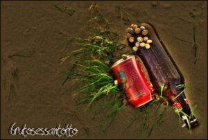 rifiuti lasciati sulla spiaggia