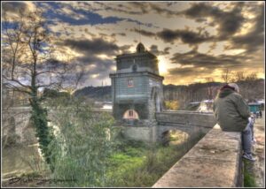 persona seduta su ponte milvio