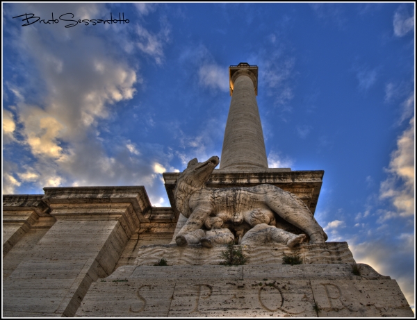 colonna romana spqr