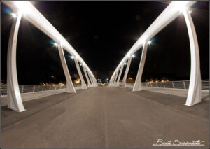 veduta ponte di notte bianco