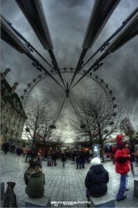 ruota panoramica di londra sullo sfondo