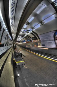 metro londra particolare in attesa