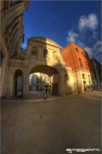 piazza di lonfra con arco tra le case