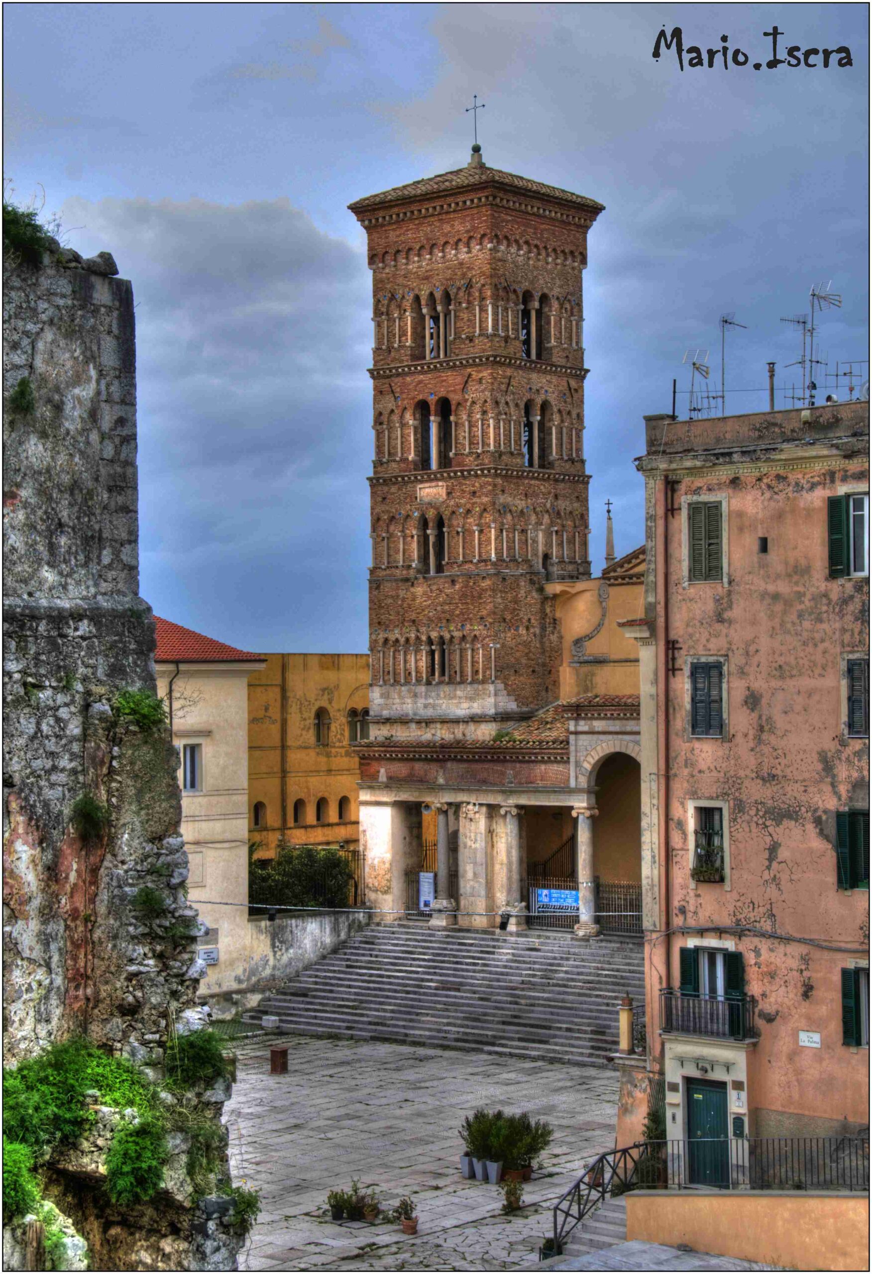 torre chiesa con piazzale