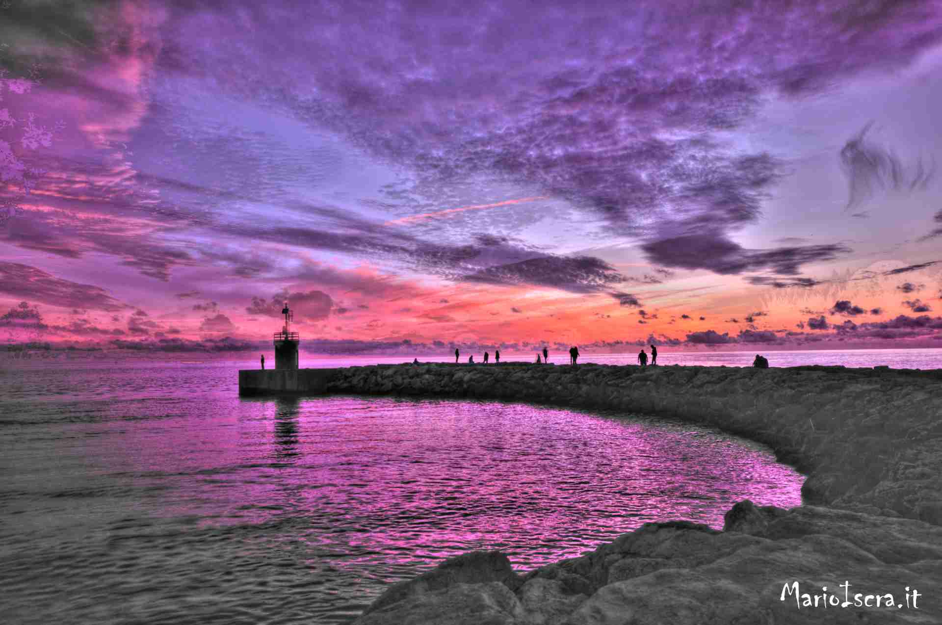 faro al tramonto in controluce hdr