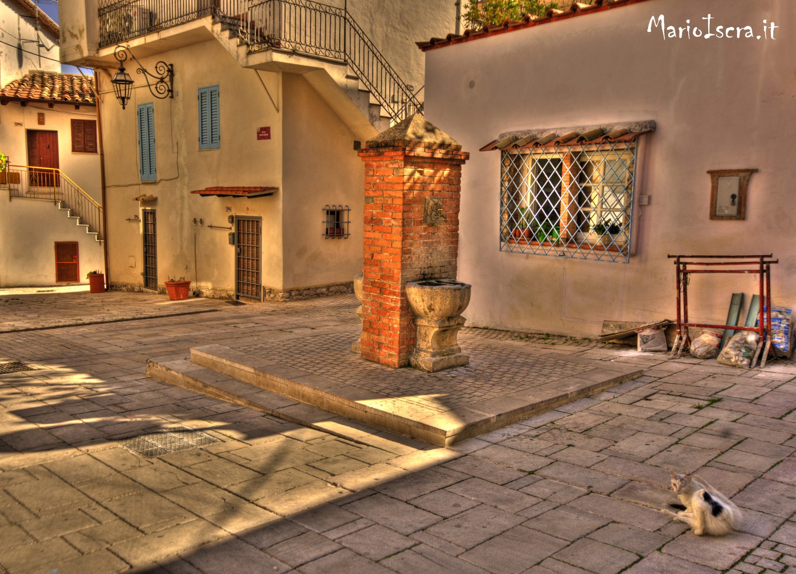 piazza con vecchia fontana