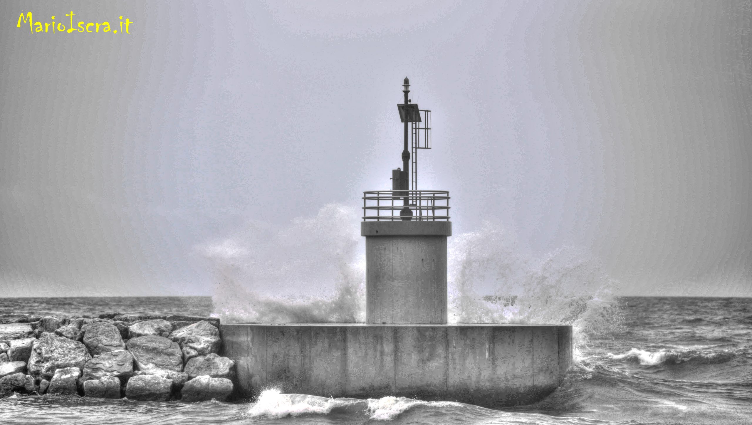 faro con spruzzi in bianco e nero